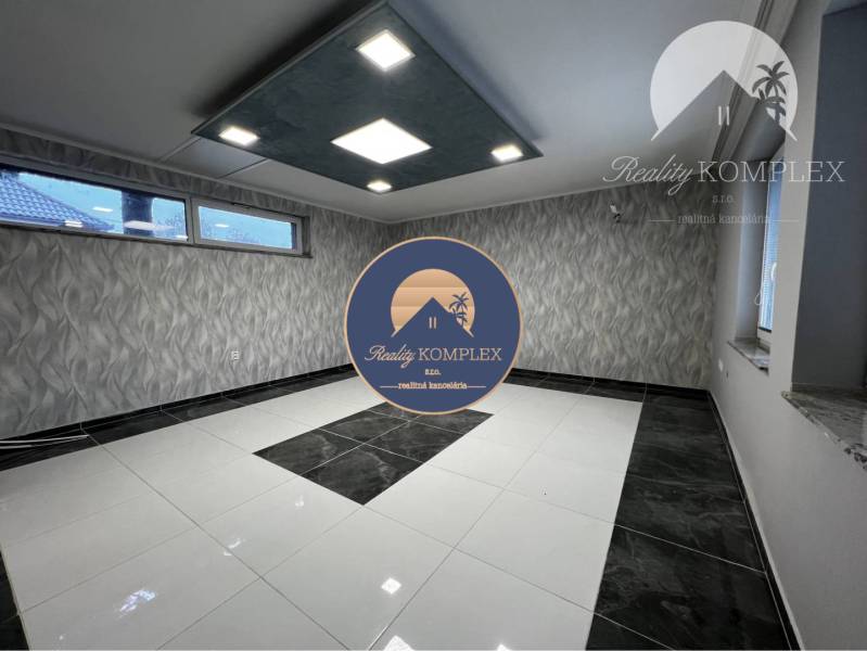 Vám ponúka na PREDAJ kompletne zrekonštruovaný  - Interiér rodinného domu s čiernobielou dlažbou a vzorovanými stenami.