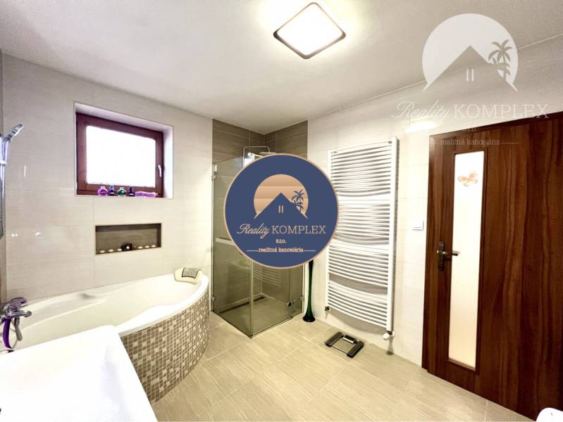 Ponúka na PREDAJ zrekonštruovaný 5 izbový podpi - Kúpeľňa v rodinnom dome s vaňou, sprchovým kútom a panelovým radiátorom.