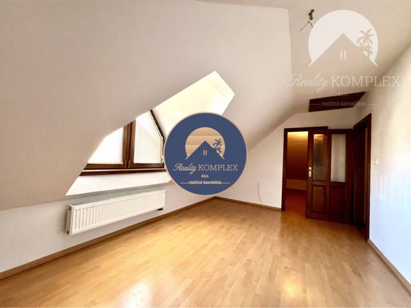 Ponúka na PREDAJ zrekonštruovaný 5 izbový podpi - Podkrovná izba s drevenou podlahou a veľkým strešným oknom v rodinnom dome.