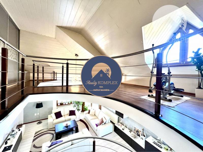 Ponúka na PREDAJ zrekonštruovaný 5 izbový podpi - Podkrovie rodinného domu s posedením a cvičebnými pomôckami na šikmej streche.