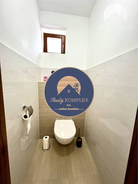 Ponúka na PREDAJ zrekonštruovaný 5 izbový podpi - Toaleta s oknom v rodinnom dome, neutrálne obklady a podlaha.