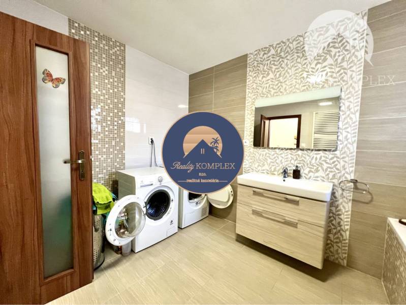 Ponúka na PREDAJ zrekonštruovaný 5 izbový podpi - Kúpeľňa v rodinnom dome s práčkou, sušičkou a umývadlom.