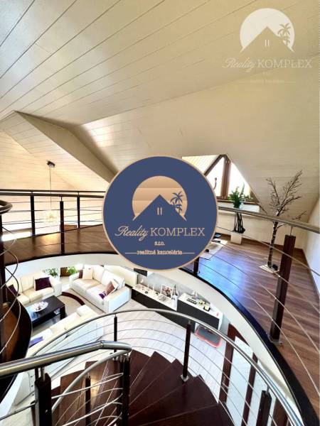 Ponúka na PREDAJ zrekonštruovaný 5 izbový podpi - Interiér rodinného domu s točitými schodmi a útulnou obývačkou v prvom poschodí.