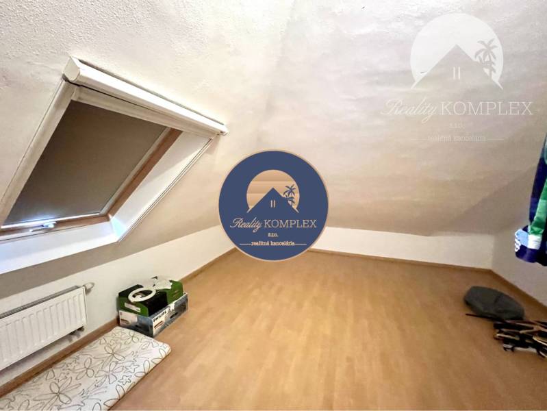 Ponúka na PREDAJ zrekonštruovaný 5 izbový podpi - Podkrovná izba s drevenou podlahou a strešným oknom v rodinnom dome.