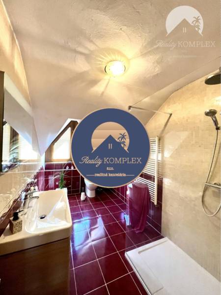 Ponúka na PREDAJ zrekonštruovaný 5 izbový podpi - Kúpeľňa s červenými kachličkami a sprchovým kútom v rodinnom dome.