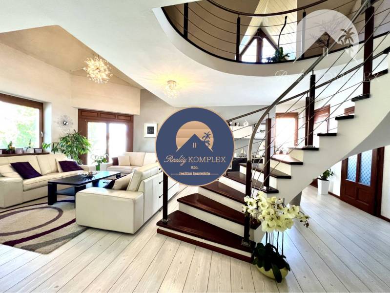 Ponúka na PREDAJ zrekonštruovaný 5 izbový podpi - Interiér Rodinného domu so schodiskom, pohodlným sedením a dekoratívnymi rastlinami.