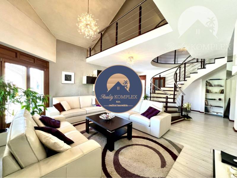 Ponúka na PREDAJ zrekonštruovaný 5 izbový podpi - Obývacia izba v rodinnom dome so špirálovým schodiskom a bielym nábytkom.