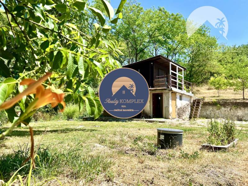 Ponúka na PREDAJ viničný domček s priestranným  - Chata v Kameníne obklopená zeleňou a stromami, ideálne miesto na relax.