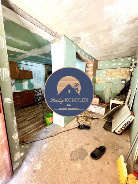 Ponúka na PREDAJ viničný domček s priestranným  - Stavebný interiér chaty s nedokončenou omietkou a stavebnými prvkami v Kamenín.