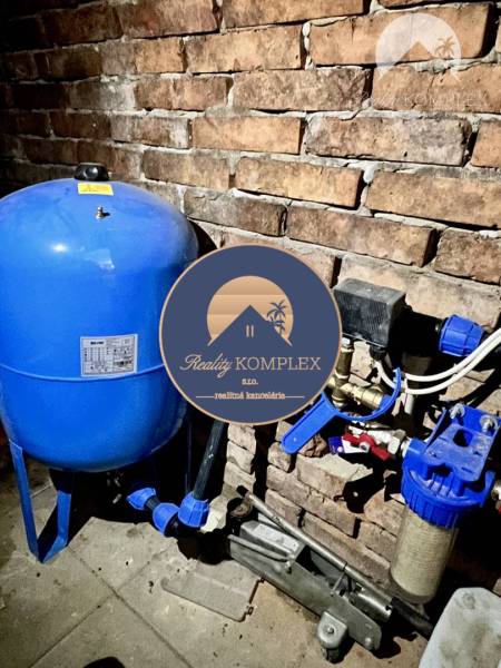 Ponúka na PREDAJ viničný domček s priestranným  - V chate sa nachádza zariadenie na úpravu vody pri tehlovej stene.