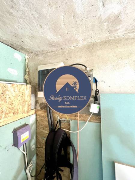 Ponúka na PREDAJ viničný domček s priestranným  - Nástenné zariadenia v rohu chaty s rôznymi káblami a vybavením.