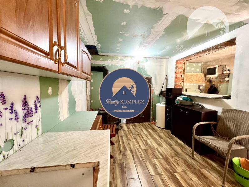 Ponúka na PREDAJ viničný domček s priestranným  - Chata s drevenými skrinkami a tapetou s levanduľou, podlahy z dreva.