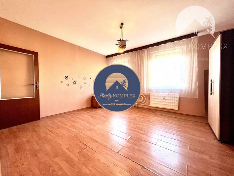 Ponúka na PREDAJ 1 izbový byt v Komárne - Izba s podlahou s dreveným dekorom, svetlý interiér, 1-izbový byt.