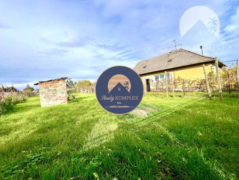 Vám ponúka na PREDAJ pozemok so starším rodinný - Pozemky v Orechovej Potôni vhodné na bývanie s budovou a oplotenou záhradou.