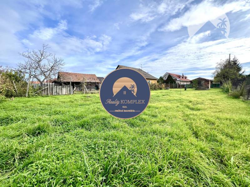 Vám ponúka na PREDAJ pozemok so starším rodinný - Zelená lúka s vidieckymi domami v Orechovej Potôni ideálna pre Pozemky - bývanie.