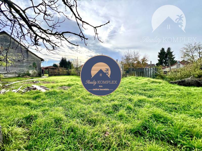 Vám ponúka na PREDAJ pozemok so starším rodinný - Pozemok - bývanie v Orechovej Potôni s trávnatou plochou, stromami a susednými stavbami.