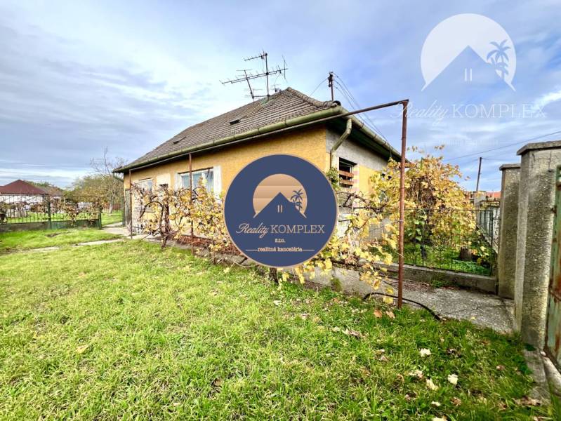 Vám ponúka na PREDAJ pozemok so starším rodinný - Dom so záhradou v Orechovej Potôni, ideálne Pozemky - bývanie.