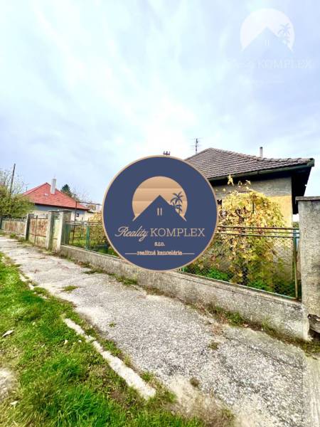 Vám ponúka na PREDAJ pozemok so starším rodinný - Rodinný dom s plotom a záhradou v Orechovej Potôni, vhodný na Pozemky - bývanie.