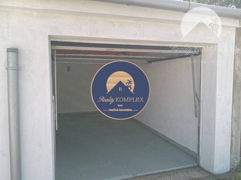 Vám ponúka na PRENÁJOM zrekonštruovanú garáž v  - Garáž na Nevädzovej ulici v Dunajskej Strede, s otvorenými dverami a strešným odkvapom.