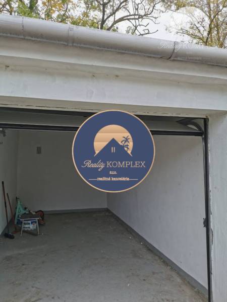 Vám ponúka na PRENÁJOM zrekonštruovanú garáž v  - Garáž v Dunajskej Strede na Nevädzovej ulici, jednoduchý interiér s náčiním.