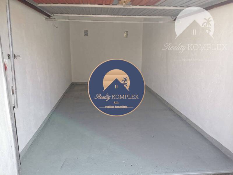 Vám ponúka na PREDAJ zrekonštruovanú garáž v Du - V garáži je čistá betónová podlaha a svetlé steny, Nevädzová, Dunajská Streda.