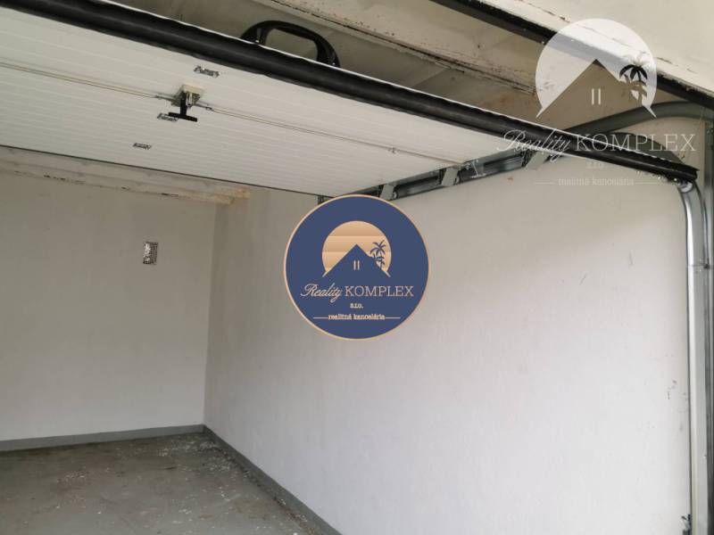 Vám ponúka na PREDAJ zrekonštruovanú garáž v Du - Otvorená garáž na Nevädzovej ulici v Dunajskej Strede s betónovou podlahou.