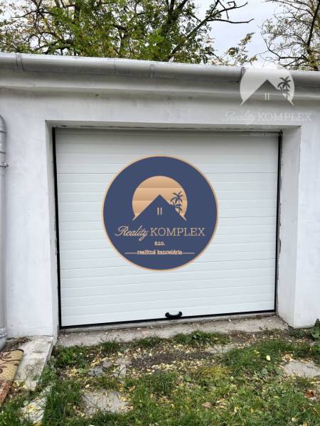 Vám ponúka na PREDAJ zrekonštruovanú garáž v Du - Biela garáž na ulici Nevädzová v Dunajskej Strede s logom Reality Komplex.