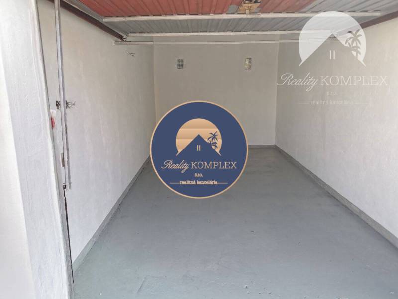 Vám ponúka na PREDAJ zrekonštruovanú garáž v Du - Prázdna garáž na ulici Nevädzová v Dunajskej Strede s šedou podlahou.