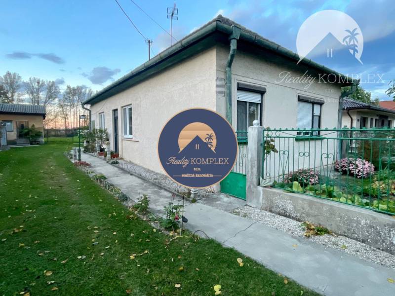 Investičný pozemok s obývateľným domom vo Vrakúni - Rodinný dom vo Vrakúni s predzáhradkou a trávnikom, oplotenie z kovu.