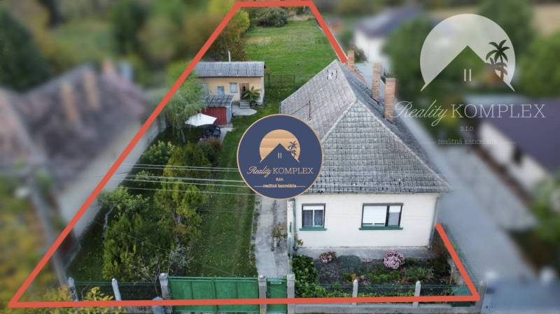 Investičný pozemok s obývateľným domom vo Vrakúni - Rodinný dom vo Vrakúni so záhradou, oplotením a spevnenou cestou.