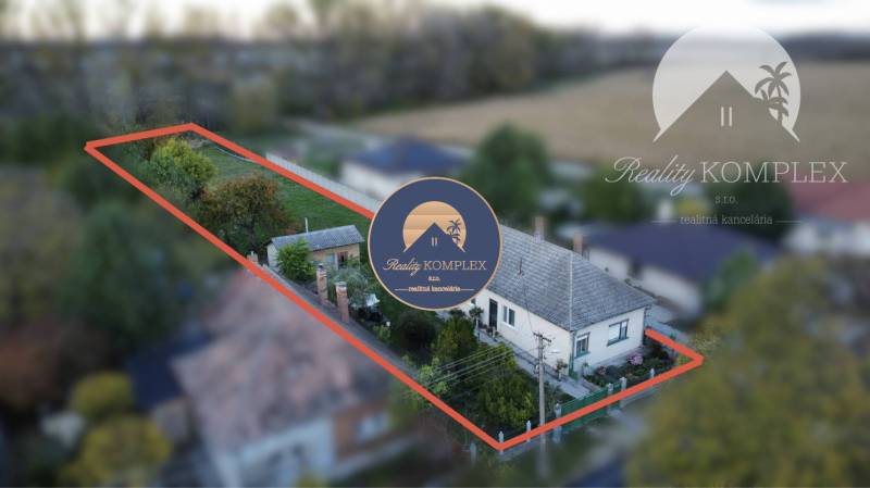 Investičný pozemok s obývateľným domom vo Vrakúni - Letecký pohľad na rodinný dom vo Vrakúni s rozsiahlym pozemkom a ohraničením.