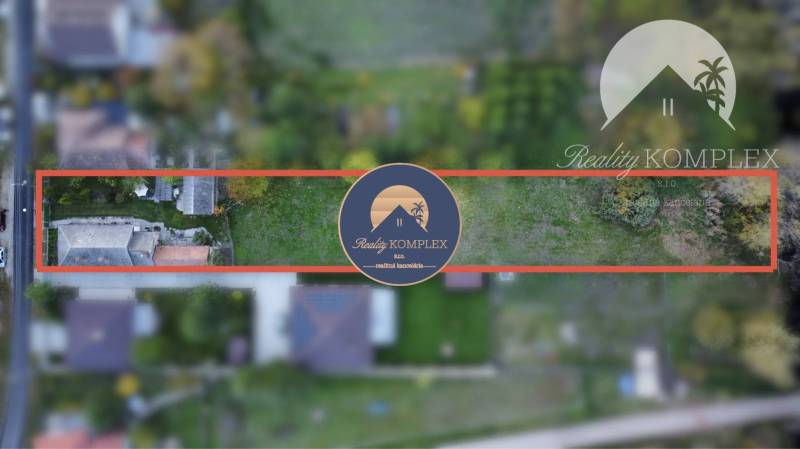 Investičný pozemok s obývateľným domom vo Vrakúni - Rodinný dom vo Vrakúni, obklopený zeleňou, ohraničený červeným rámom zhora.