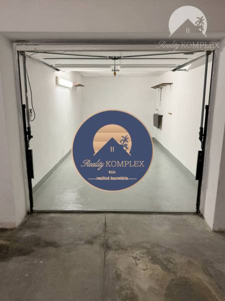 Prenájom garáže v Dunajskej Strede – podzemná garáž - Interiér garáže so sivou podlahou a bielymi stenami.