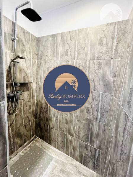 Vám ponuka na predaj útulný 3-izbový rodinný d - Kúpeľňa v rodinnom dome s moderným sprchovým kútom a keramickou dlažbou.