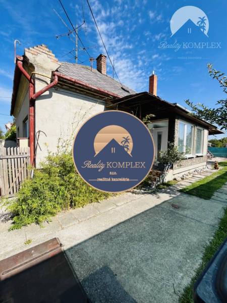 Vám ponuka na predaj útulný 3-izbový rodinný d - Rodinný dom vo Veľkom Mederi s terasou a záhradou, vhodný na maľú rekonštrukciu.