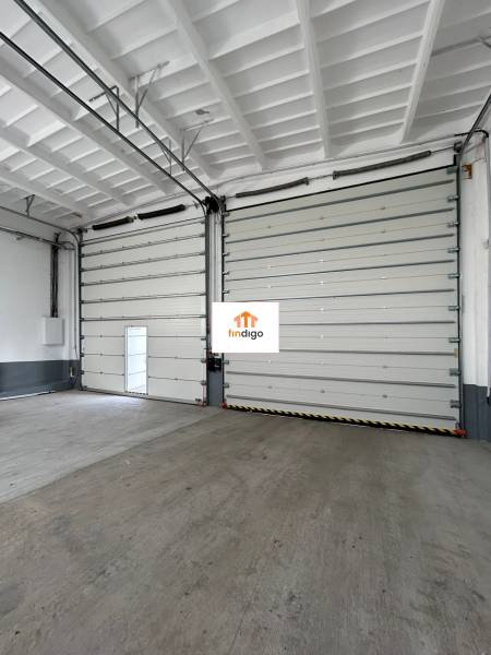 Autoservis s výbavou pre vozidlá v uzavretom priemyselnom areáli - HC - Priemyselná hala s garážovými bránami vo vnútri budovy na rôzne využitie.