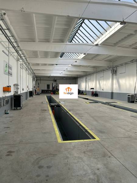 Autoservis s výbavou pre vozidlá v uzavretom priemyselnom areáli - HC - Priemyselná hala s opravárenským miestom v budove, svetlíky na strope.