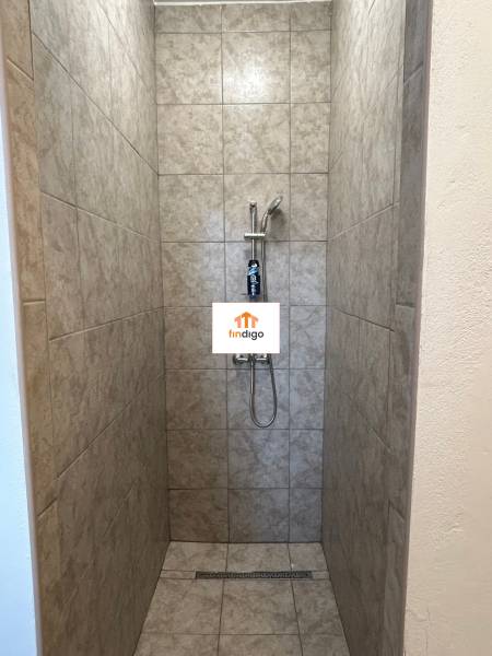 Autoservis s výbavou pre vozidlá v uzavretom priemyselnom areáli - HC - Sprchový kút s obkladmi a hlavicou v budove, jednoduchý dizajn.