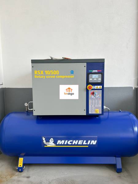 Autoservis s výbavou pre vozidlá v uzavretom priemyselnom areáli - HC - Kompresor RSX 10/500 v budove, značky Michelin, s ovládacím panelom na bielej stene.
