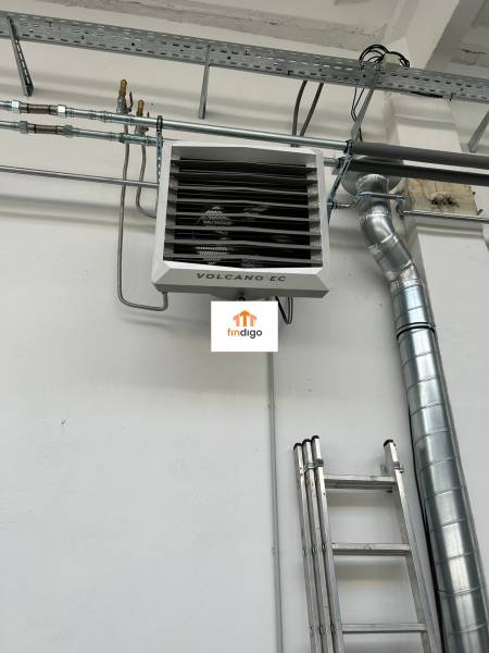 Autoservis s výbavou pre vozidlá v uzavretom priemyselnom areáli - HC - Priemyselná ventilácia v interiéri budovy s rebríkom a potrubím.