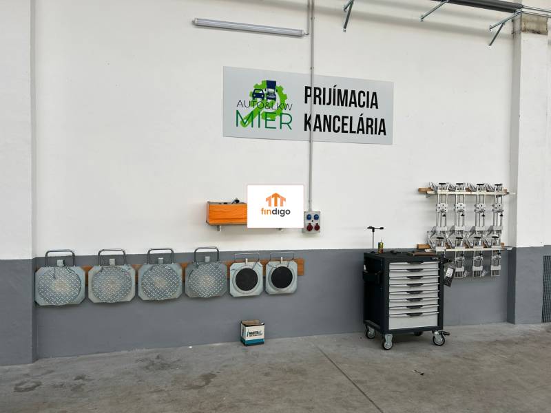 Autoservis s výbavou pre vozidlá v uzavretom priemyselnom areáli - HC - Dielňa budovy s náradím a nápisom 