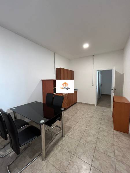 Autoservis s výbavou pre vozidlá v uzavretom priemyselnom areáli - HC - Jedálenský kút s čiernym stolom a stoličkami v budove.