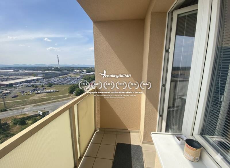 Exkluzívne v našej RK 3 izbový byt po rekonštrukcii s dvomi loggiami - Balkón v 3-izbovom byte na Jiráskovej ulici v Trnave s výhľadom na mesto.