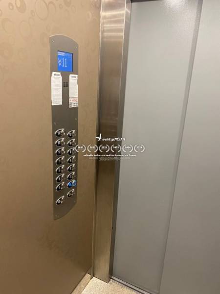 Exkluzívne v našej RK 3 izbový byt po rekonštrukcii s dvomi loggiami - Výťah v 3-izbovom byte s tlačidlami a displejom zobrazuje podlažie.