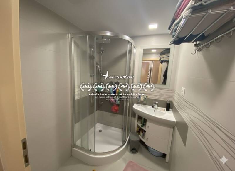 Exkluzívne v našej RK 3 izbový byt po rekonštrukcii s dvomi loggiami - Kúpeľňa s rohovou sprchou a umývadlom v 3-izbovom byte.