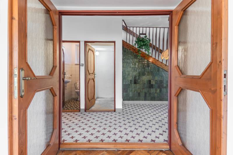I Na predaj dvojposchodový 5i rodinný dom pri Žiline - V rodinnom dome vstupná chodba s obkladom, schodiskom a keramickou dlažbou.