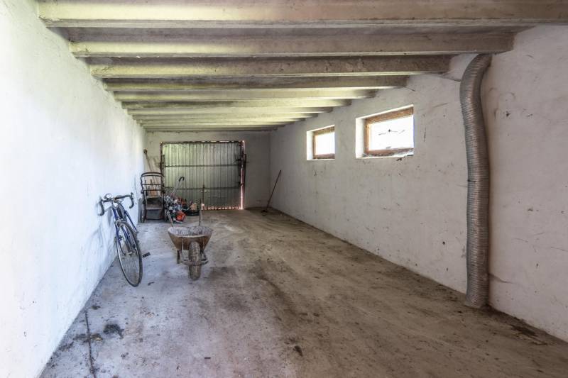 I Na predaj dvojposchodový 5i rodinný dom pri Žiline - Priestranná garáž v rodinnom dome s bicyklom a fúrikom.