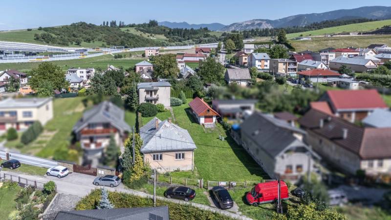 I Na predaj dvojposchodový 5i rodinný dom pri Žiline - Pohľad zhora na rodinný dom v Lietavskej Lúčke na ulici M. Chmeliara.