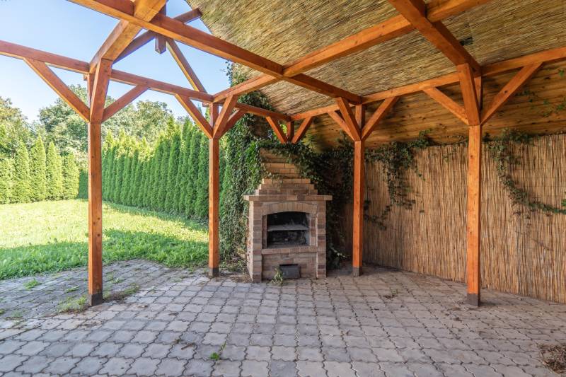 I Na predaj dvojposchodový 5i rodinný dom pri Žiline - Altánok s drevenou pergolou, krbom a popínavými rastlinami v záhrade rodinného domu v Lietavskej Lúčke.