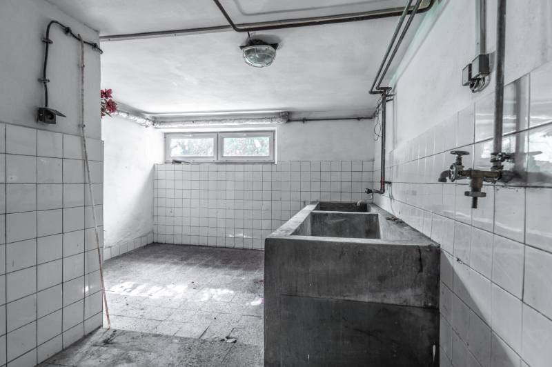 I Na predaj dvojposchodový 5i rodinný dom pri Žiline - Prázdna miestnosť s obkladačkami a umývadlom v rodinnom dome.